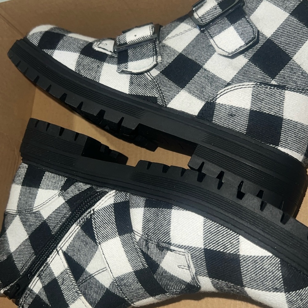 Women’s winter boots size 7.5 new never worn